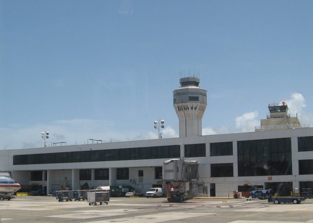 Reportan atentado terrorista en aeropuerto Luis Muñoz Marín.