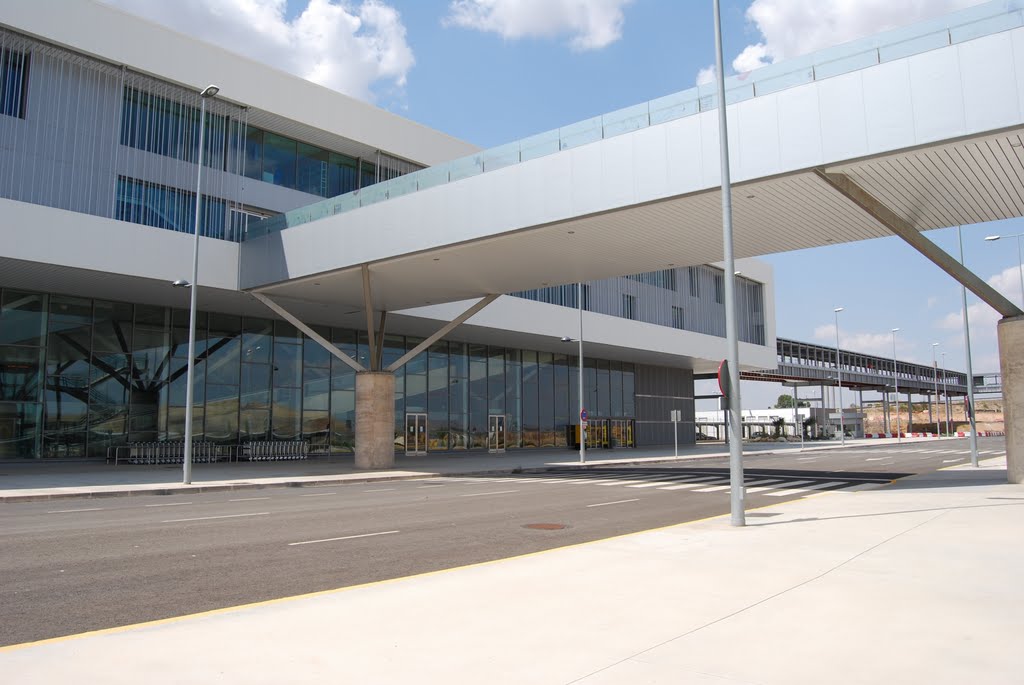 https://www.aeropuertos.net/imagenes/Aeropuerto-central-de-Ciudad-Real.jpg