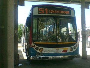 El autobús de la línea 51 tiene como ruta el Aeropuerto de Ezeiza.