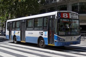 Autobús de la Línea 8 con ruta al Aeropuerto Ezeiza.